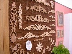 cenefa tallada, molduras de madera, decoración de madera