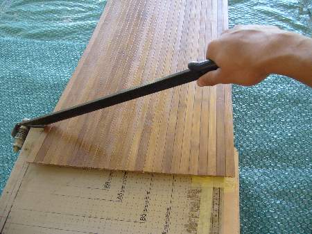 corte de material de bambú pegado a textil